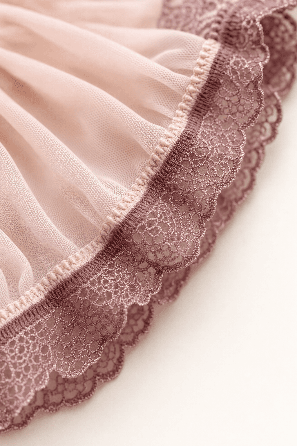 Dettaglio del pizzo elastico del reggiseno a triangolo